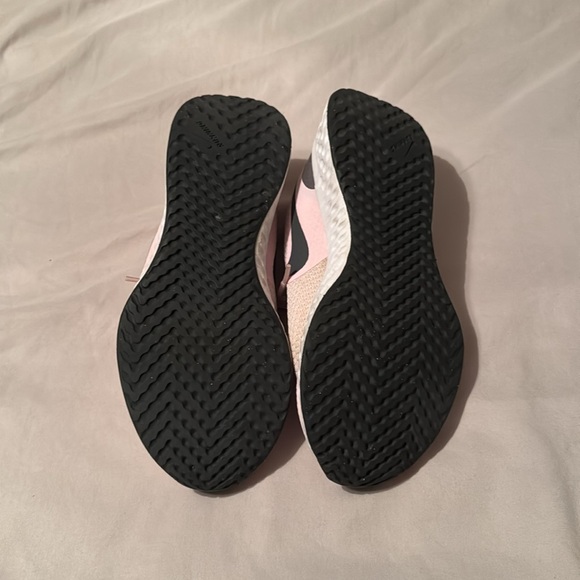 Nike Revolution running shoes. Size 5Y - Picture 2 of 6